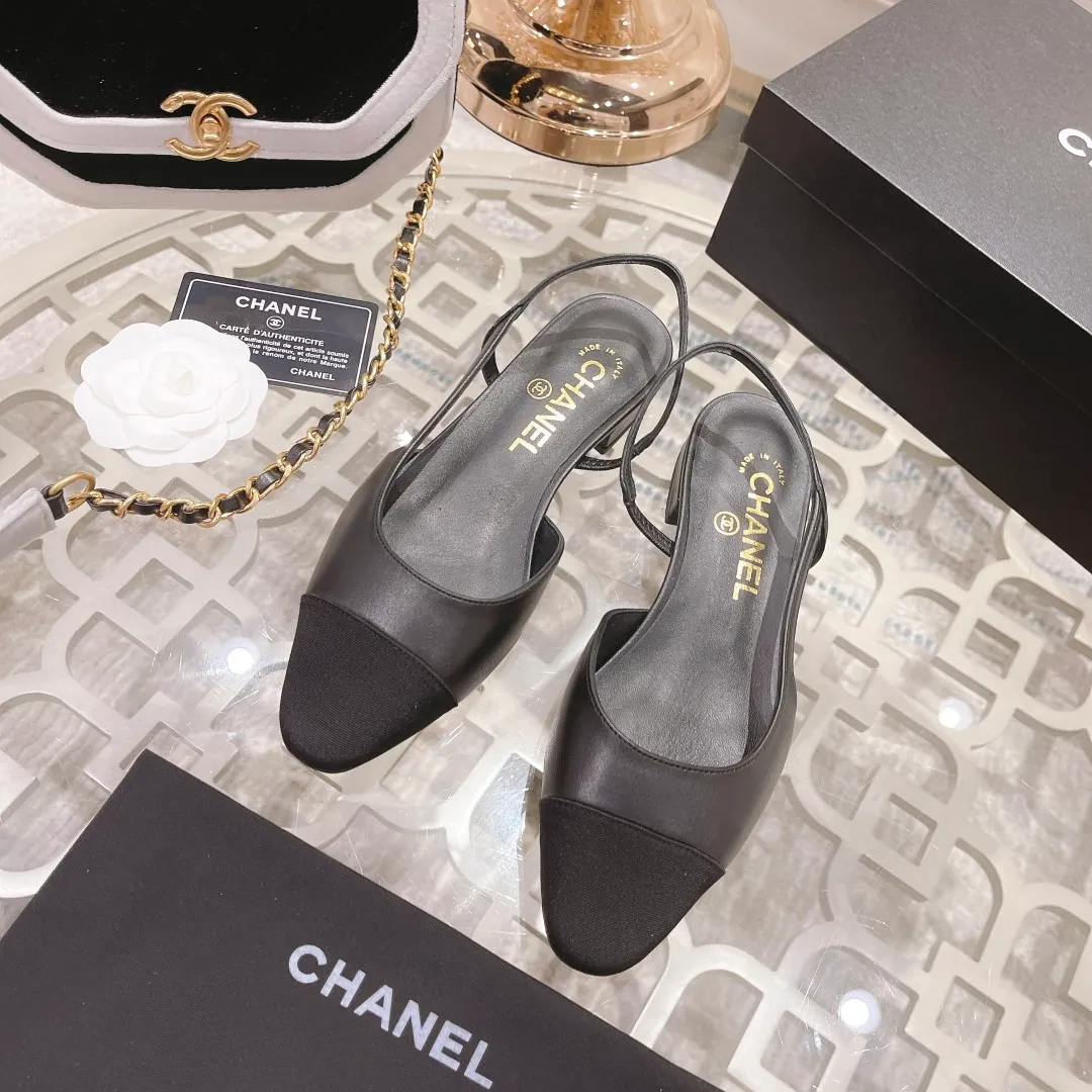 👟👟Ex-factory price 440👟👟 Chanel - Spring and summer classic color-blocked low-heeled side hollow sandals ⚠ Fashionable catwalk style❤ Mixed splicing colors, hollow toe style on the inside, 2.5cm thick heel and small logo embellishment, a fashionable interpretation! How to match the series to look good! Original customized wood-colored leather outsole, imported sheepskin surface, goatskin lining for feet... 35-40 regular sizes (41.42, 43 custom-made, non-returnable) 🎁Latest full set of packaging at the counter